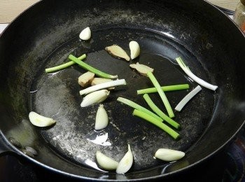 step1: 蔥薑蒜下鍋爆香