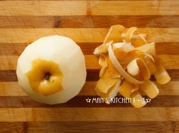 step1: 首先將水梨去皮。(皮留下來不要丟掉。)