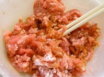 step3: 豬肉碎加入生抽、生粉及雞粉，拌勻，順時針高速攪至起膠。