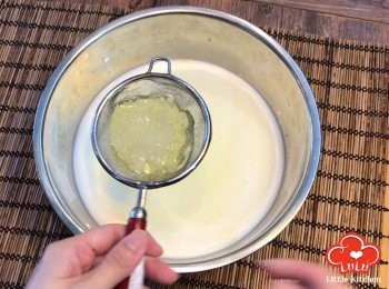 step3: 確保已加入糖之牛奶放涼後，經隔篩加入蛋白