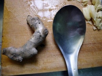 step1: 薑先洗淨後，然後準備一支不銹鋼的湯匙