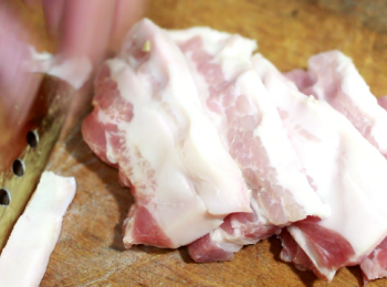 step2: 盡可能用約8mm厚的五花肉來做這一道菜。
買回來後, 只需切適合的寬度, 再把豬皮去掉即可。
因為, 10分鐘的料理, 豬皮是來不及呈現良好的口感。把它用來做魯肉飯吧！