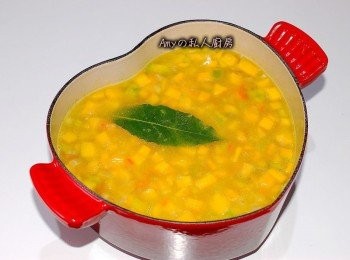 step5: 加入雞高湯及月桂葉將湯汁煮滾,用湯勺將表面的浮末撈除