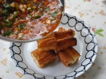 step7: 將醬汁熱淋至酥脆油條上