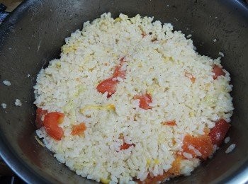 step6: 另外一個番茄切丁後拌入，放入電鍋後，再切下開關，跳開即可