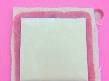 step3: 將芝士和火腿放面。