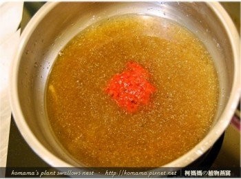 step4: 把2大匙的姐妹紅潤釀，添加至鍋中，與其它<span class="group_1">食材</span>一同攪拌後，小煮一會。