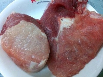 step1: 里肌肉買前段(有二種顏色的是比較軟的部位) 請老闆切厚一點~拍打成二倍大