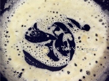step2: 下牛油小火煮溶，加入麵粉搞勻。