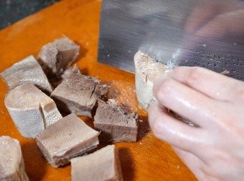 step3: 把牛脷切成粒狀，備用。