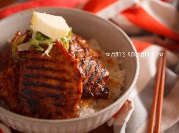 step3: 接著將飯盛碗後鋪上烤肉片和奶油就完成了。