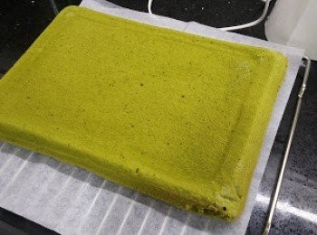 step9: 出爐後，撕去牛油紙，把蛋糕嘆涼