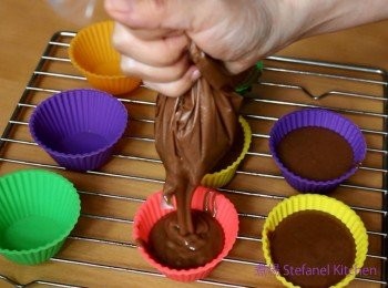 step4: 預熱焗爐180度，如用金屬焗盤，請在盤內塗上牛油，把粉漿倒入模內; 焗20分鐘