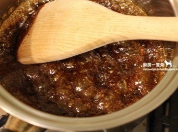 step2: 黑糖水放至爐上開小火煮至冒出泡泡(記得先不要攪拌)，變成咖啡色後才用木匙輕輕攪拌。