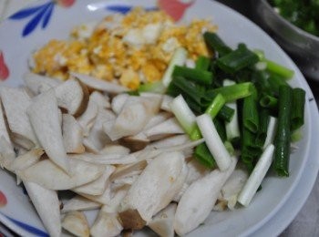 step1: 將杏鮑菇切細片，青蔥切段，鹹蛋可減去一些蛋白，然後將鹹蛋黃與小部份蛋白放入塑膠將其戳柔捏碎