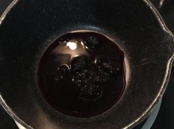 step7: 紅酒莓果醬就是取ㄧ小鍋將所有的材料放入煮滾收汁即可。