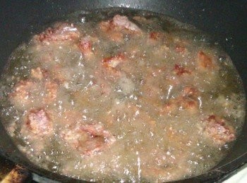 step4: 然後使用一鍋熱油，將軟絲下鍋大火炸至熟透即可(要隨時翻攪動一下)