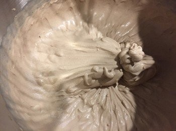 step4: 再轉高速（廚師機我用5號）打至出現紋路如圖，大概也差不多2分鐘左右。