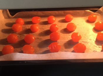 step2: 鹹蛋黃噴上白酒烤箱170度，烤5分鐘。