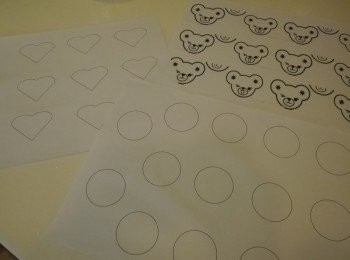 step10: 擠出想要的形狀，可事先列印好圖案墊在烤紙下，入烤箱前拿出來。