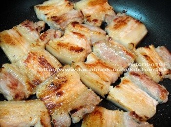 step4: 取一鍋(不加油)，先用「中大火」乾煎五花肉片至焦香狀。(依肉片厚度，各煎3-5分鐘，不須全熟)
