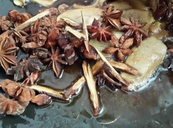 step3: 薑片炒到乾乾的樣子放入八角及甘草拌炒出香味