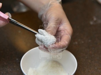 step6: 用廚剪剪開棉花糖頂部，成2隻兔耳朵，用果醬點出眼睛便可。