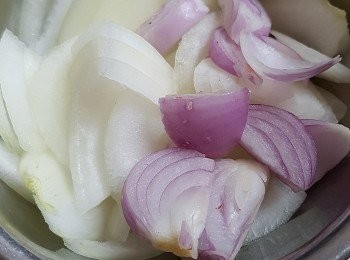 step2: 燒熱鑊加入少量油放入洋蔥、紅蔥頭、蕃茄、 紅蘿蔔等之後加入羊膝,略略煎香其兩面