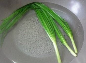 step12: 韭菜用滾水煮約2分鐘至軟身(不要蓋上蓋煮)剪去白色頭部,取出最長7條待用