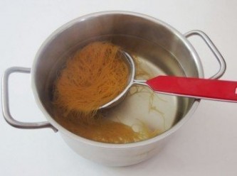 step3: 準備一鍋水煮滾,將米粉燙軟(約一分鐘內即可)