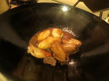 step2: 煎至六成熟后放入调味料和蒜头炒匀，汁料滚后转小火关盖焖十分钟右右，开盖略炒匀就可以了