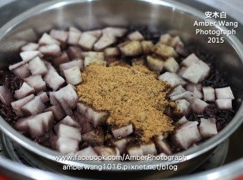 step3: 開關跳起來蒸好後，加入黑糖拌勻，再悶一會。