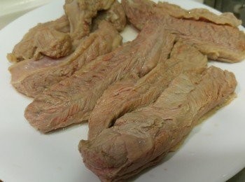 step2: 再將牛肋腩原條飛水約三分鐘攞,牛肋腩切片後加入<span class="group_2">醃料</span>備用。