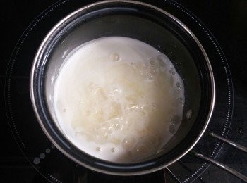 step2: 將牛奶，糖細火加熱至微溫，令糖全部溶化; 
 熄火放入魚膠片，攪拌至溶化