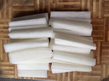 step1: 白蘿蔔去皮剪條。