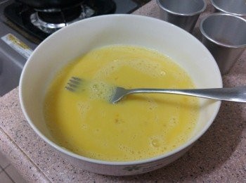 step5: 雞蛋打散(輕力不要打起泡)