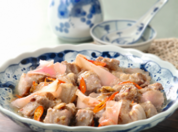 step5: 把排骨和油拌勻，上面舖上酸薑片和小紅辣椒絲， 大火蒸約10分鐘， 即成。