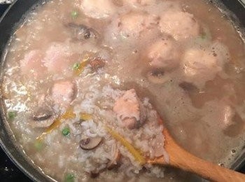 step12: 放入青豆仁，並將薑絲粥倒入炒鍋中煮滾後用鹽、白胡椒粉調味。