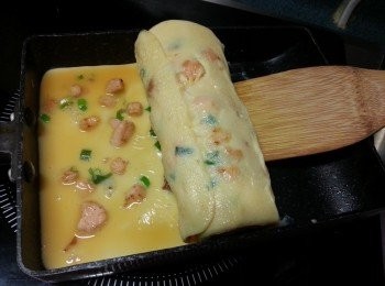 step10: 直至將所有蛋漿用完即可上碟切一片片.(蛋卷亦會越來越厚,如果難控制,可以用木摌協助卷起,或分開兩次重身再做)