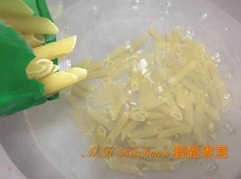 step2: 開火煮一鍋水至滾放入長通粉