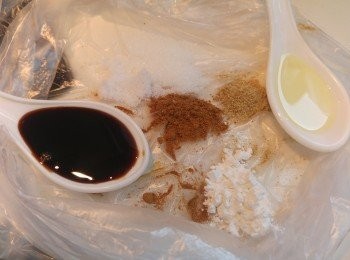 step2: 除水備用將所有<span class="group_2">醃料</span>醃豬肋骨一陣,  之後先將水同醃再放雪櫃。(醃時間最好早上醃晚上焗。)