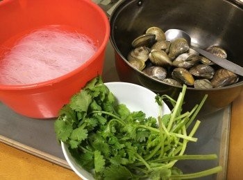 step1: 先將買回來的花甲浸水吐沙約2小時，期間水太多雜質可換水，吐沙完成後瀝乾備用，蒜頭切碎，芫茜浸洗，期間加少許鹽沖洗後瀝乾，粉絲浸水約15-20分鐘後瀝乾，可剪半備用