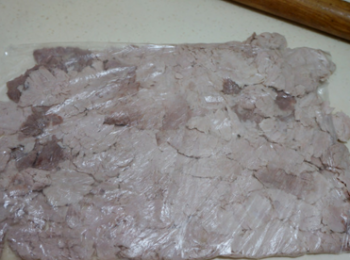 step5: 將肉塊入保鮮袋中，用擀面棍敲打肉塊，使肉塊變成肉片，組織變得鬆散。