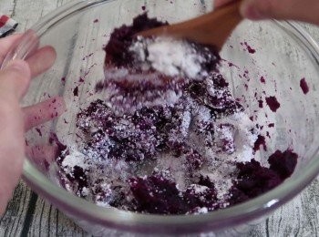 step3: 樹薯粉分2-3次加入紫薯泥，因為紫薯的出水軟硬程度不依，原則比例大約5:2（紫薯對粉） 需視情況調整，可用手輔助按壓，完全成團不沾黏備用。