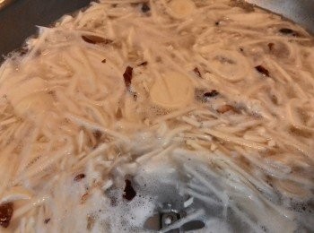 step3: 待香菇香味出來後在倒入筍絲拌炒倒入適量的水分蓋過時才轉大火至水滾後轉中小火煮15分左右加入調味料熄火~蓋鍋蓋悶一下~完成