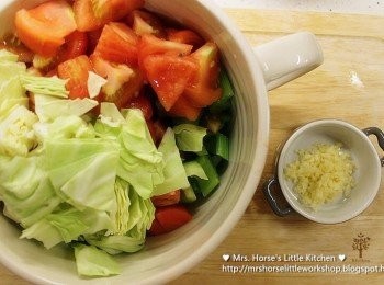 step4: 蔬菜也切成小件, 蒜瓣細切成蒜泥