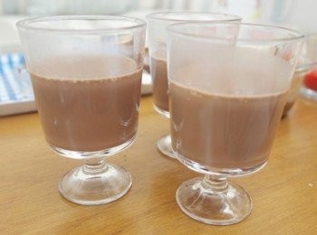 step9: 取三個杯子~~將熱呼呼的巧克力液平均的倒入杯子中!!等待表層凝固~~可以放進冰箱冷藏^^