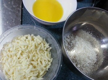 step4: 將牛油用熱水座溶,加入芝士碎及麵包糠拌勻(芝士我用了蘇里拉芝士碎)芝士再剪碎少少比較易溶.亦可以加少許百里香碎拌勻