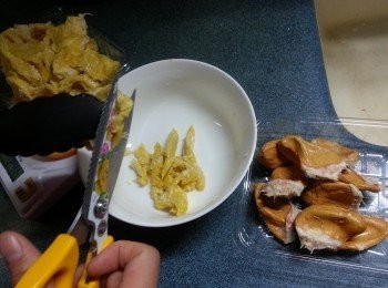 step9: 再做餡部份:榴槤肉用較剪剪成細塊待用