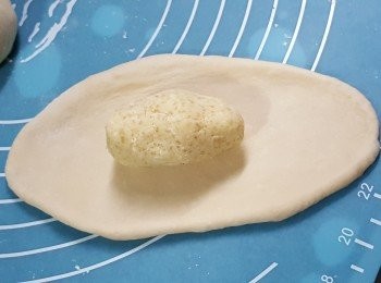 step8: 麵糰搓成橢圓長形,包上餡料,蓋上保鮮紙進行最後發酵30分鐘